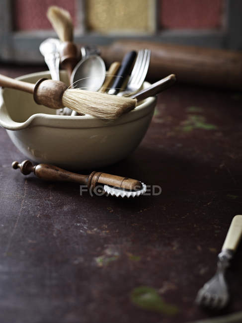 Outils de cuisson sur la table de cuisine — Photo de stock