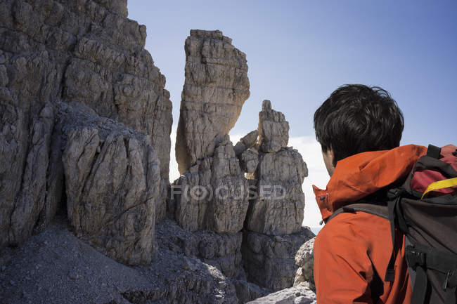 Альпініст, дивлячись на скелясті стінки, Брента Доломітові Альпи, Італія — стокове фото