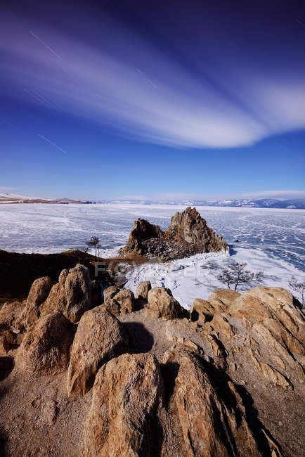 Sol iluminado formações rochosas na costa do lago Baikal — Fotografia de Stock
