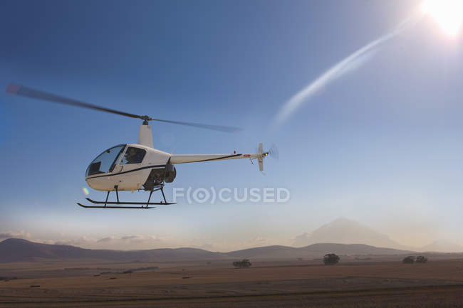 Hubschrauber fliegt in Bodennähe — Stockfoto