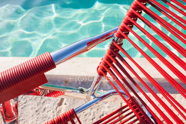 Cadeira de praia ao lado da piscina, close-up tiro — Fotografia de Stock