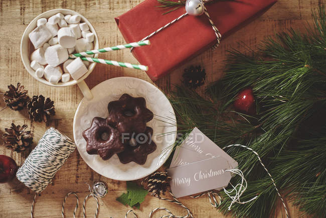 Top view of christmas decorations, hot chocolate and cookies on table — Stock Photo