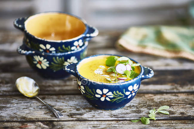 Чаша украшенного супа на деревянном столе — стоковое фото