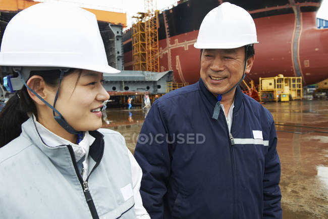 Робітники, які мають дискусію на суднобудівному заводі, Goseong-Gun, Південна Корея — стокове фото