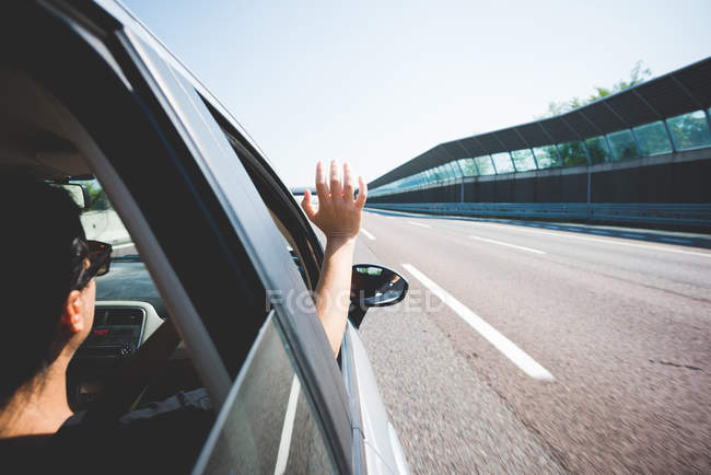 Жінка подорожує автострадою (Гарда, Італія). — стокове фото