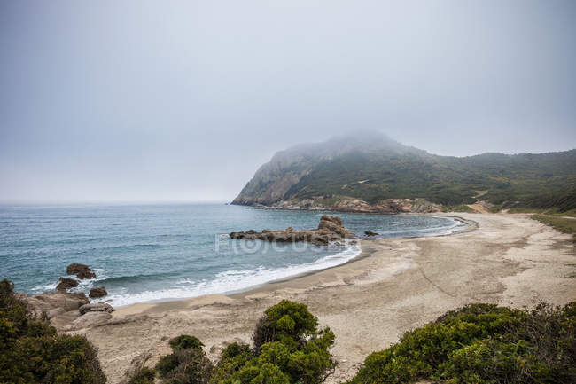 Playa y costa, Costa rei, Cerdeña, Italia - foto de stock