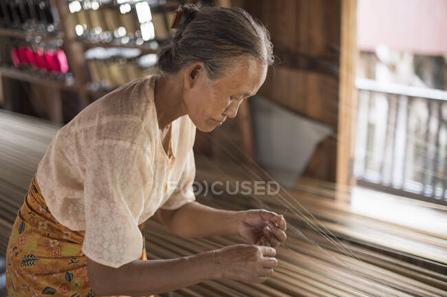 Mulher madura trabalhando, Inle lake, Birmânia — Fotografia de Stock