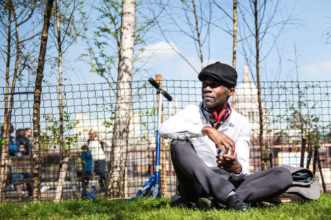 Geschäftsmann mit Roller im park, london, uk — Stockfoto
