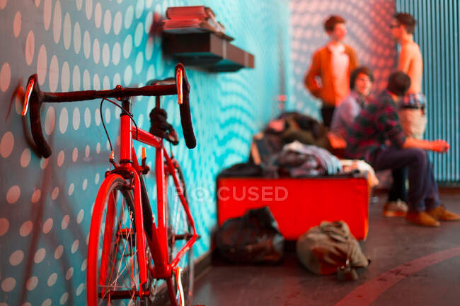 Bicycle in foreground, group of four teenage boys in background — Stock Photo