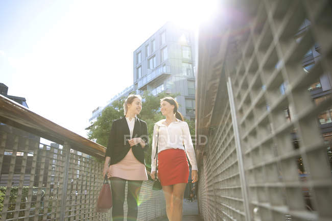 Женщины-бизнесмены на пути к встрече, Лондон — стоковое фото