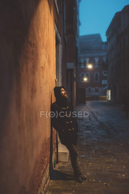 Portrait of man leaning against street wall at dusk, Venice, Italy — Stock Photo