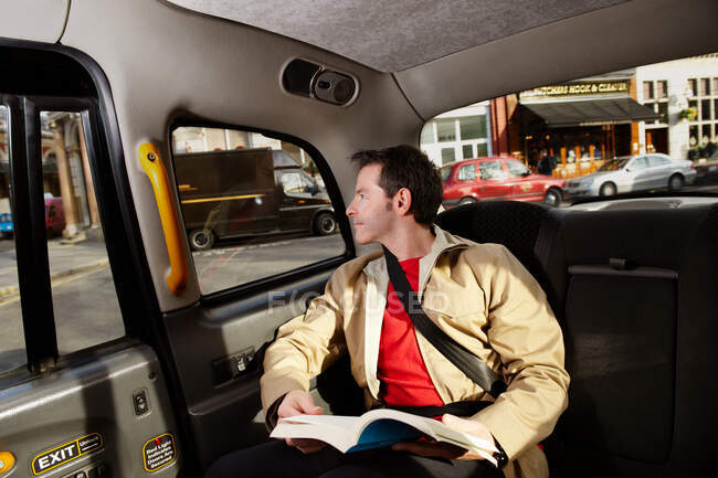 Man looking out of taxi window — Stock Photo