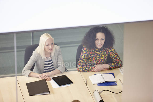 Visão de alto ângulo de mulheres de negócios que têm reunião na mesa de conferência — Fotografia de Stock