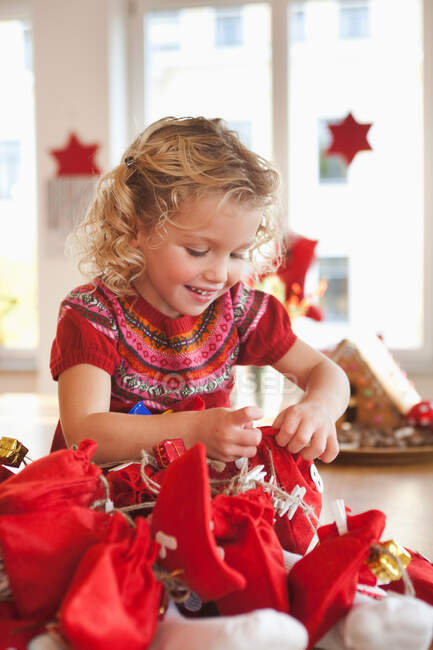 Junges Mädchen spielt mit Geschenksäcken — Stockfoto
