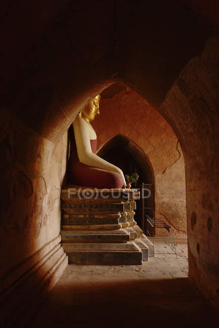 Vue latérale de la sculpture bouddha dans le temple Sulamani, Bagan, Birmanie — Photo de stock