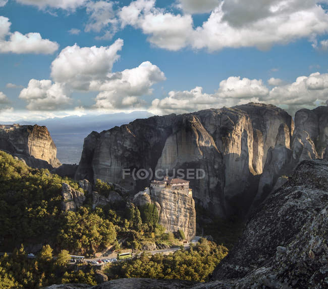 Vista del paesaggio del monastero Roussanou sulla cima della formazione rocciosa — Foto stock
