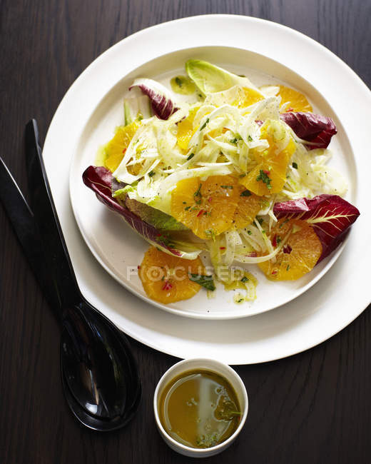 Вид сверху на блюдо с апельсиновым салатом фенхеля и соусом — стоковое фото