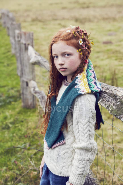 Портрет молодої дівчини в сільській налаштування — стокове фото