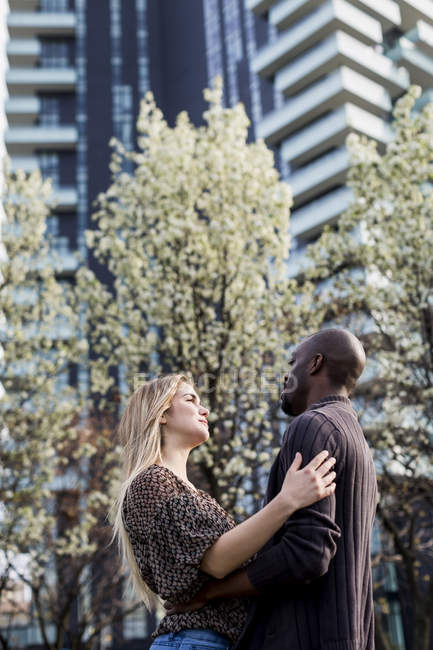 Mulher caucasiana e homem de etnia africana na rua, casal apaixonado — Fotografia de Stock