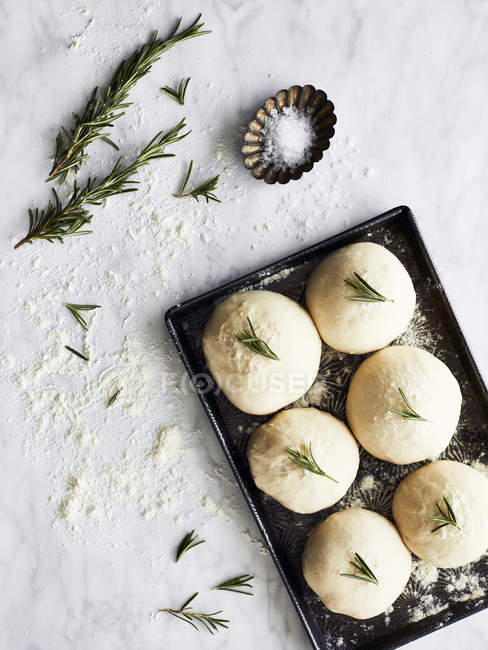 Uncooked bread rolls on baking tray, top view — Stock Photo