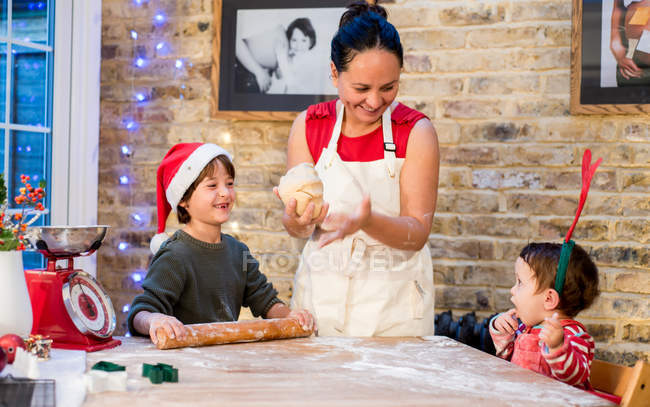 Madre e figlio fare biscotti di Natale a casa — Foto stock