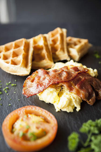Waffles with bacon, omelette and tomato — Stock Photo