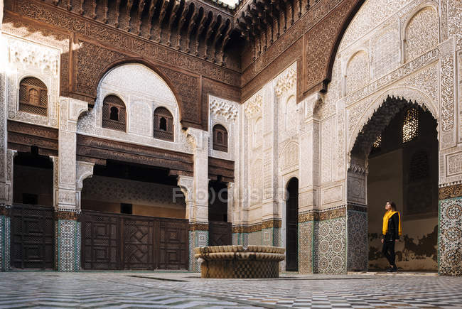 Innenraum der madrasa bou inania, meknes, Marokko, Nordafrika — Stockfoto