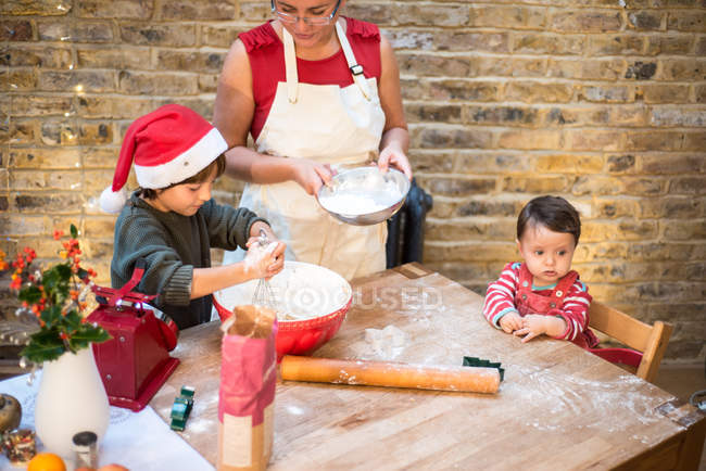Mère et fils faisant des biscuits de Noël à la maison — Photo de stock