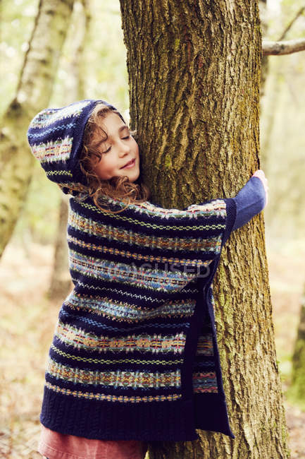 Young girl, hugging tree — Stock Photo