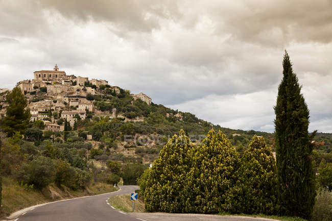 Road leading to city on hillside — Stock Photo