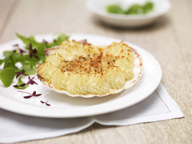 Coquille st jacques, scallops, potatoes and green salad leaves — Stock Photo
