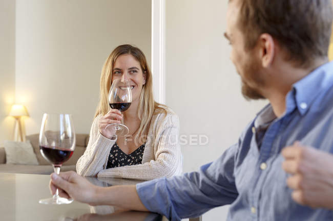 Casal adulto médio em casa, relaxante, beber um copo de vinho — Fotografia de Stock