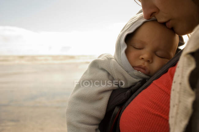 Мати з маленьким хлопчиком в слінгу — стокове фото
