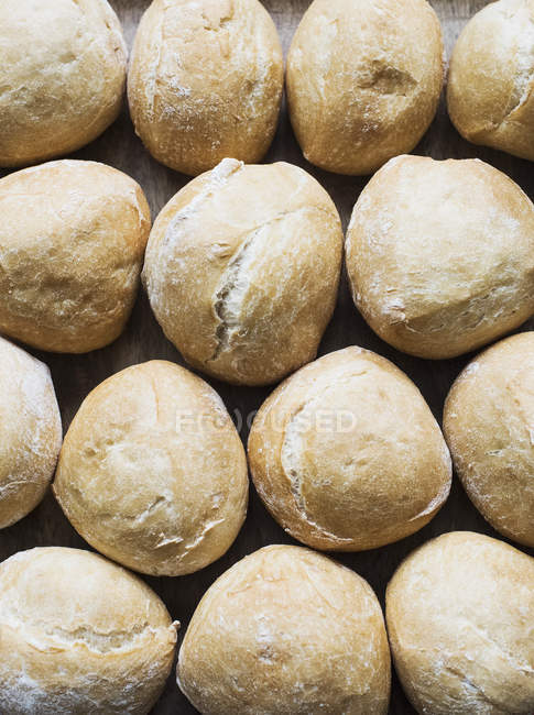 Top view of fresh baked buns on table — Stock Photo
