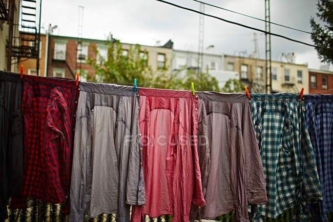 Camisas penduradas na linha de roupas — Fotografia de Stock