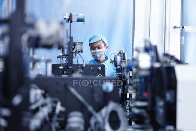 Lavoratore presso la fabbrica di e-sigarette batteria, Guangdong, Cina — Foto stock