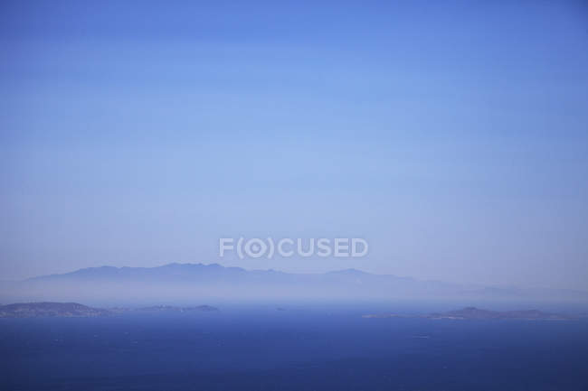 Морський пейзаж і далекий Туманний подання острів Андрос від острові Tinos острів, Греція — стокове фото