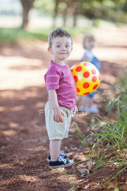 Kleinkind mit Ball auf Feldweg — Stockfoto