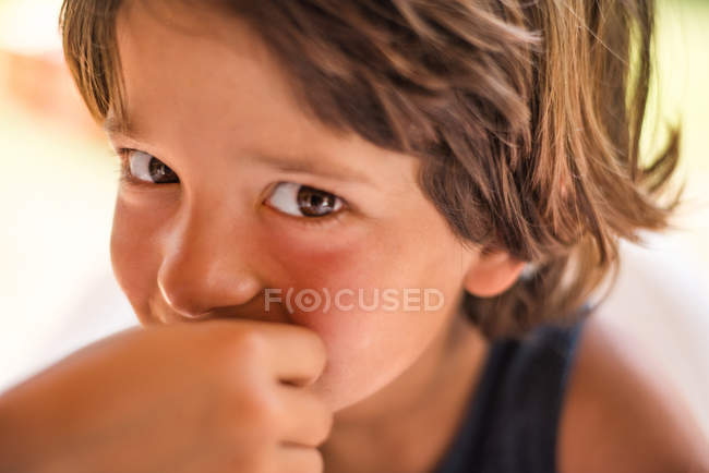 Primer plano retrato de niño mirando a la cámara - foto de stock