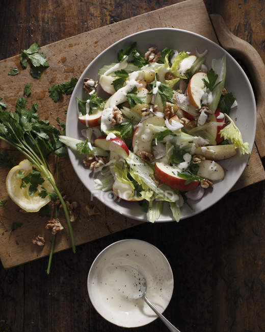 Draufsicht auf Schüssel mit frischem rohen Salat — Stockfoto