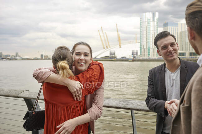 Geschäftsfrauen und Geschäftsleute grüßen an der Waterfront, London, Großbritannien — Stockfoto