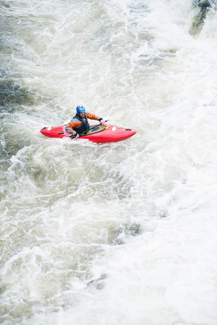 Vista ad alto angolo del kayaker maschio remare fiume Dee rapide d'acqua bianca, Llangollen, Galles del Nord — Foto stock