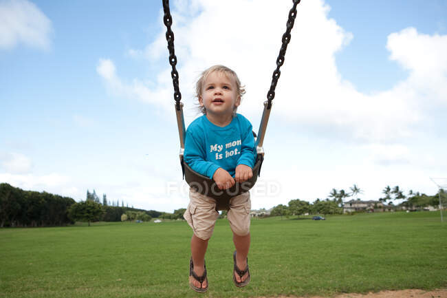 Tout-petit garçon sur swing — Photo de stock