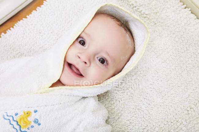 Bébé garçon couché dans le bain à bulles — Photo de stock