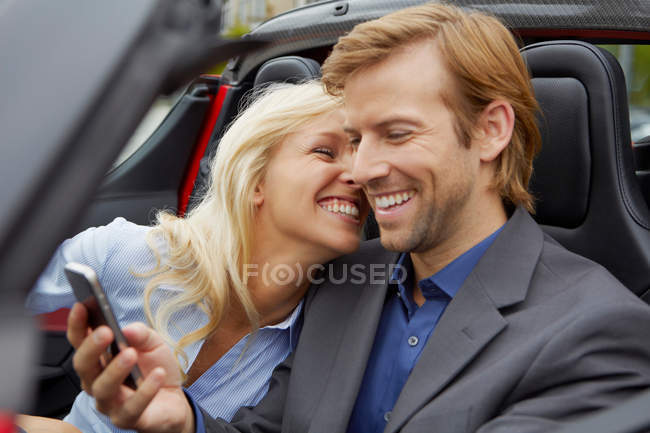 Пара в своєму електричному спортивному автомобілі, весело — стокове фото