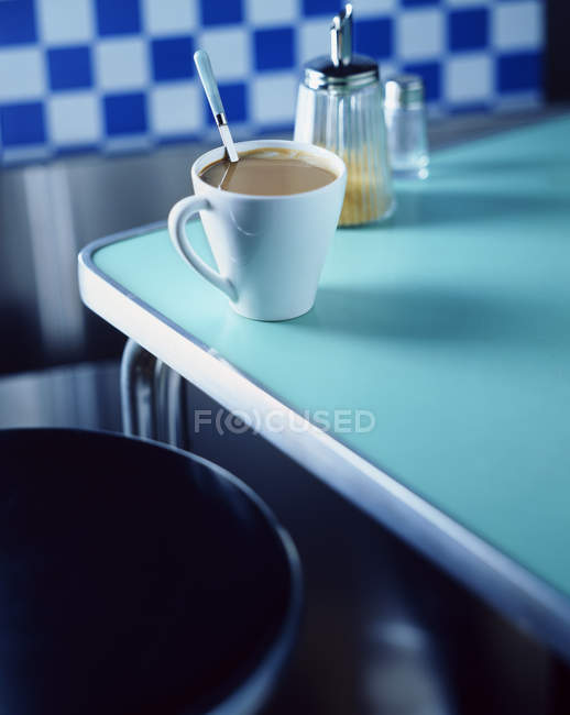 Tasse de thé avec du lait et du sucre sur la table — Photo de stock