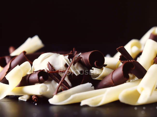 Riccioli di cioccolato bianco e fondente, primo piano colpo — Foto stock