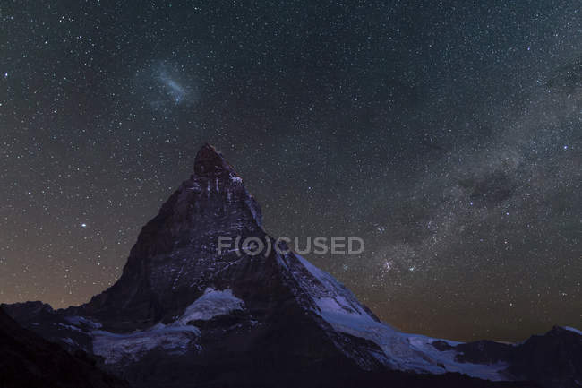 Untersicht Matterhorn unter Sternenhimmel, zermatt, Schweiz — Stockfoto