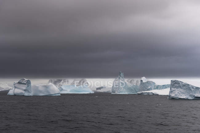 Icebergs sous un ciel orageux, canal Lemaire, Antarctique — Photo de stock
