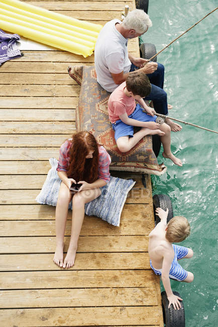 Famiglia pesca sul ponte sole houseboat, Kraalbaai, Sud Africa — Foto stock